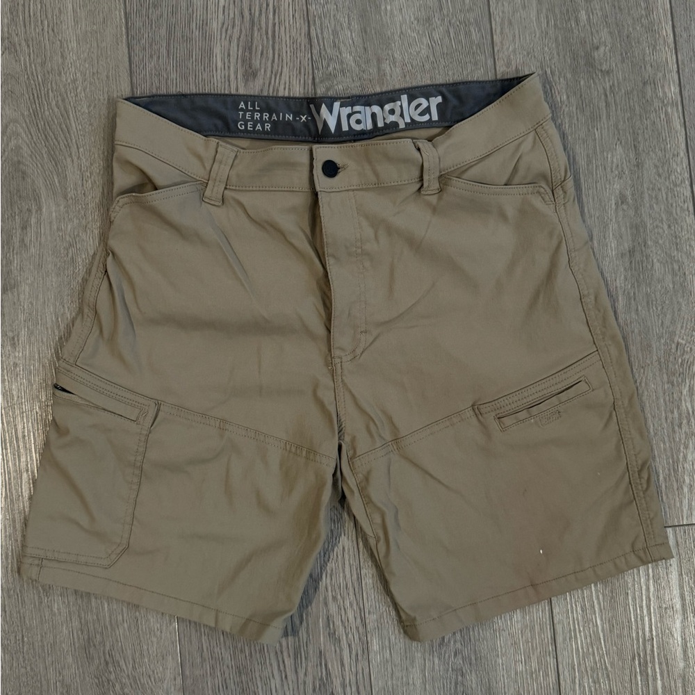 Wrangler Men's Utility Khaki shorts size 36